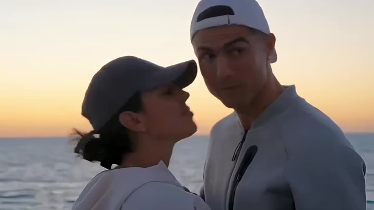 Cristiano Ronaldo and Georgina kiss to see the children's reaction