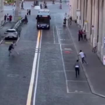 Costruttivo confronto multiculturale di fronte alla stazione di Forlì.