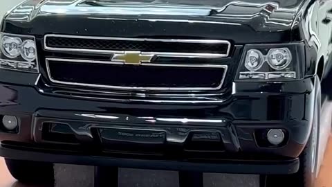 Unboxing this big guy - 1:18 Chevrolet Suburban Car Model