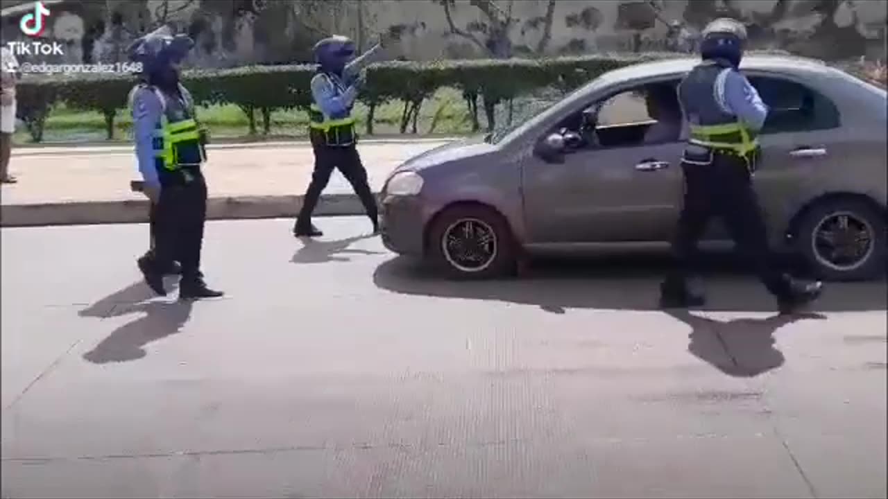 Video: conductor infractor embistió a tres agentes del DATT en el Centro