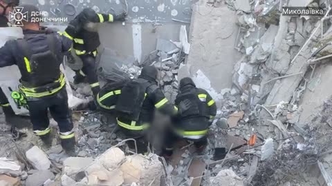 Donetsk: rescuers removed bodies from the rubble of a destroyed hotel