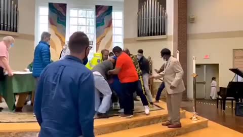 Fighting at the church altar. 😱😰