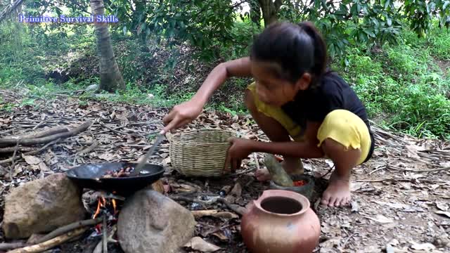 Find Catch Insects On Tree for Food - Cook Insects for Delicious Eat, Primitive Survival Skill