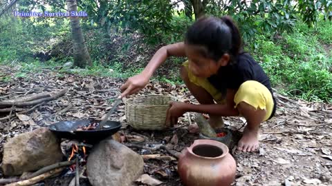 Find Catch Insects On Tree for Food - Cook Insects for Delicious Eat, Primitive Survival Skill