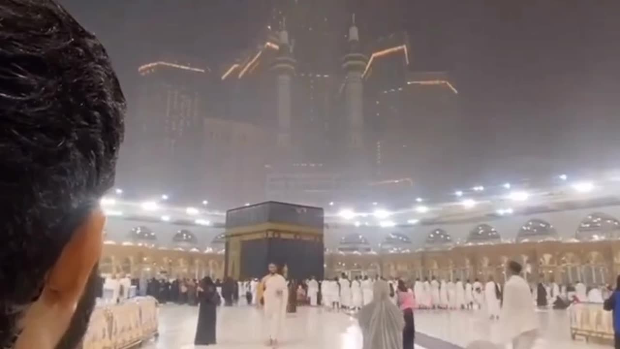 People are praying in front of khana kaba