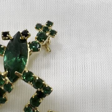 18KGP 1.3” x 1” Frog Brooch. Made with Swarovski Crystal. Party. Event. Pin