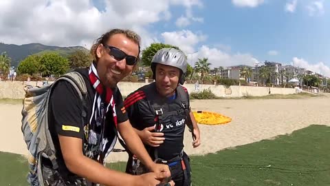 TOP COMEDY VIDEO [FUNNY PARAGLIDING]