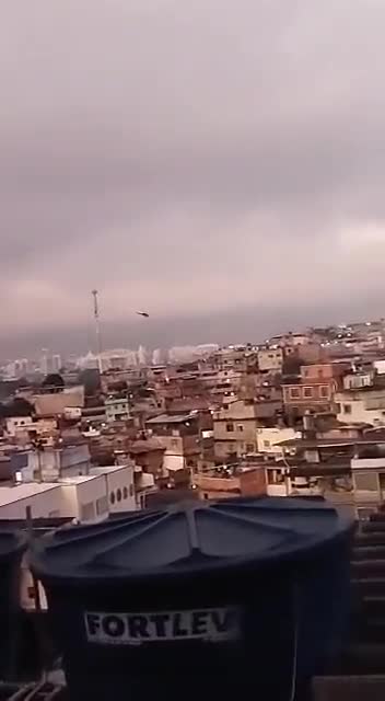 Helicóptero da polícia é alvo de disparos durante operação no Complexo do Alemão
