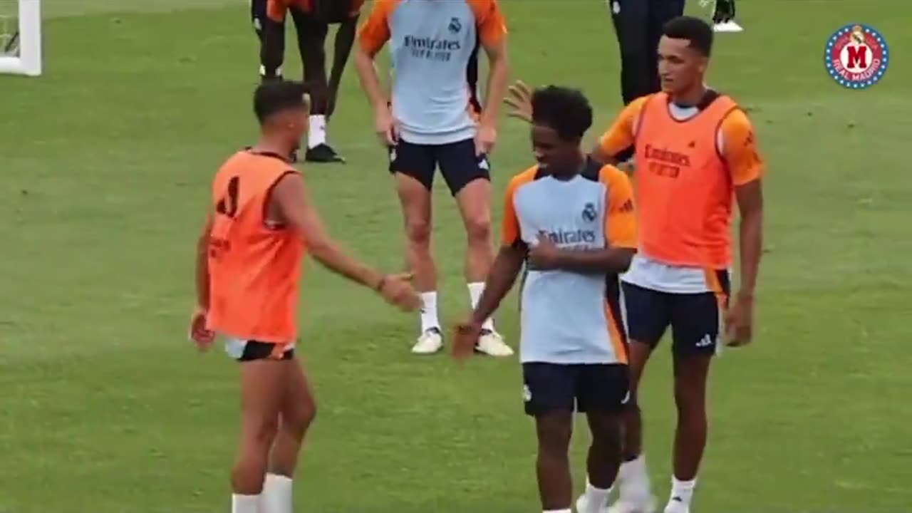 Rudiger se cargó a Endrick en el primer entrenamiento😂