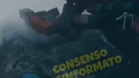 Poi però legano il tappino alla bottiglia per non inquinare.