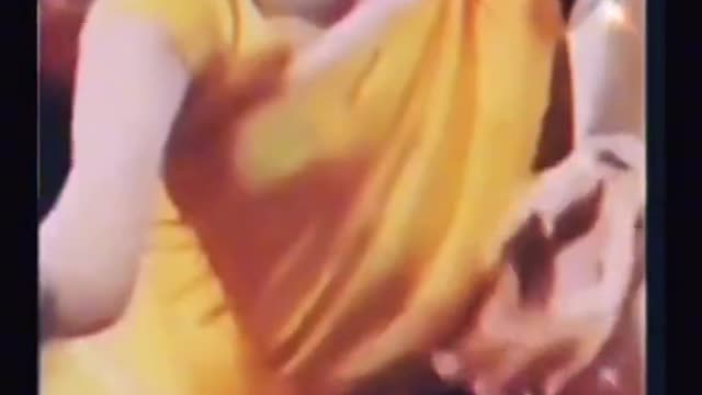 কমলা নৃত্য করে