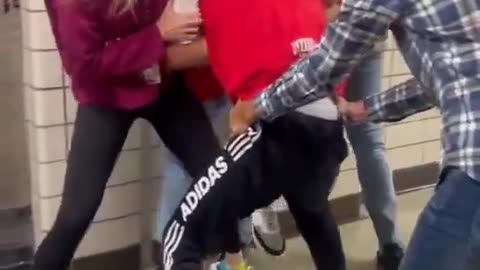 Teachers struggle to stop two Kids fighting in school