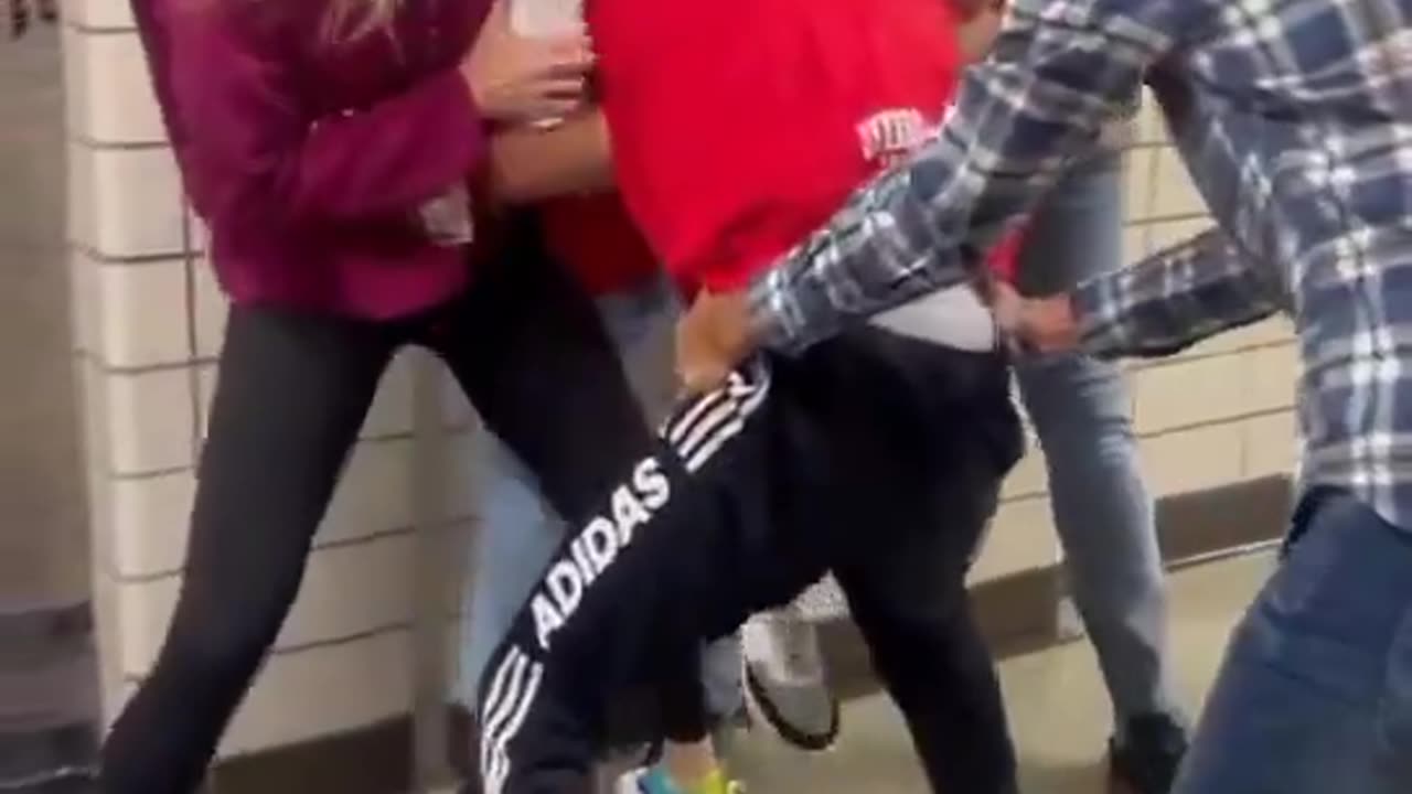 Teachers struggle to stop two Kids fighting in school