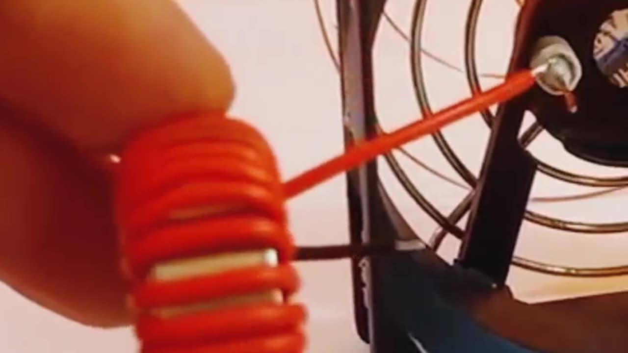 Computer Fan Unlocks Worldwide TV Channels __ Antenna Booster