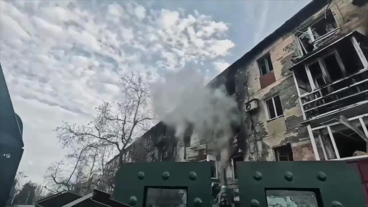 Incredible Ukrainian Assault on Russians Holding Ruins of Apartment Building in Toretsk