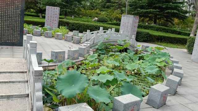 There are small monuments around the pool