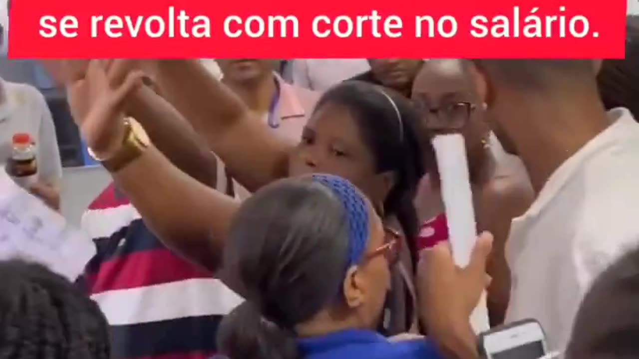 A funcionária exige, aos gritos, cerca de mil reais que não recebeu.