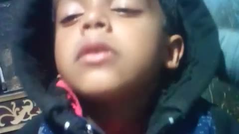 A Little Kid try to handle his sleep but can't, very funny🤣