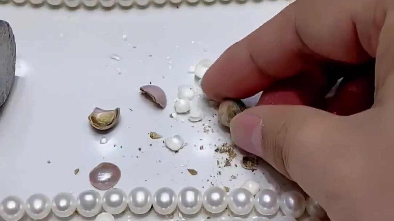 How to distinguish between real and fake pearls
