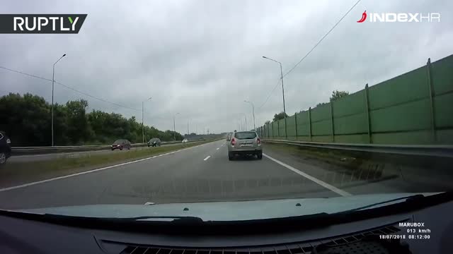 Deva trči po moskovskoj autocesti