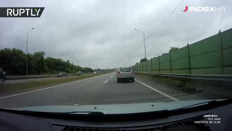 Deva trči po moskovskoj autocesti