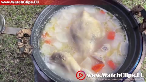 The idyllic life of stewing chicken soup hot pot all night