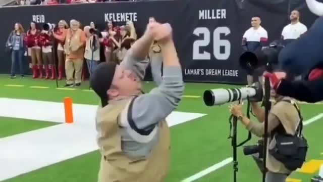 See funny cameraman dance 😂