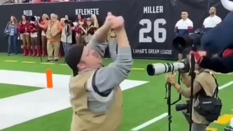 See funny cameraman dance 😂