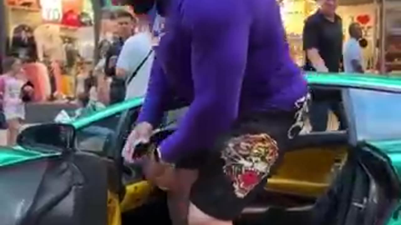 Very tall guy get in the Lamborghini car 🚗 live