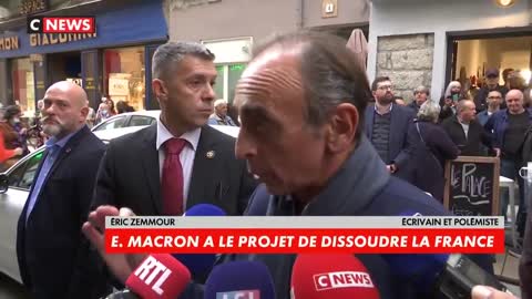 « Ce que fait M.Blanquer est indigne […] Les transitions de genre, c’est ignoble ! »