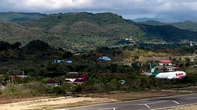 Insane!!! Boeing 737-800 Perfect Landing in beautifull Place