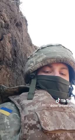 Wideo ukraińskiego żołnierza recytującego wiersz