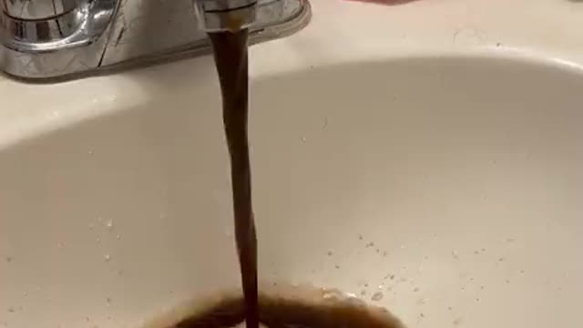 Disgusting water runs in Jackson Mississippi during their water crisis.