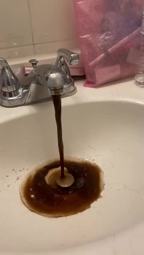 Disgusting water runs in Jackson Mississippi during their water crisis.