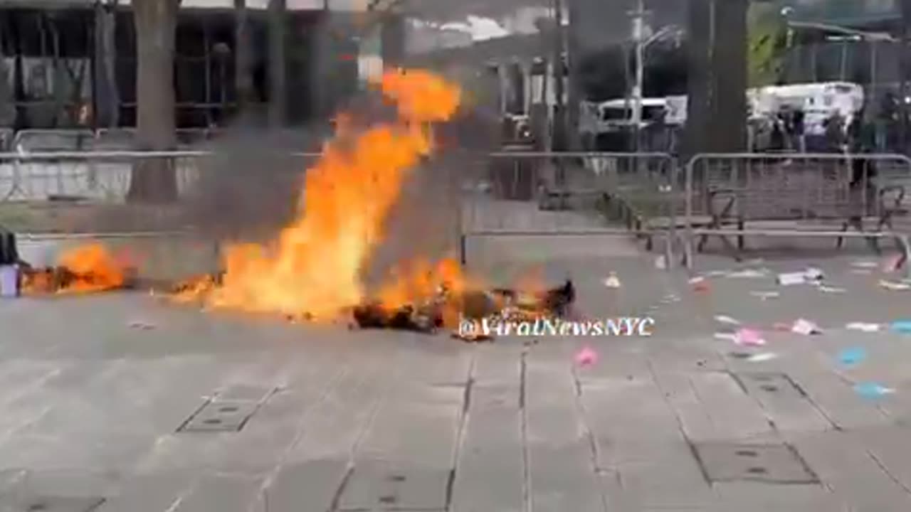 The moment the guy outside the NYC courthouse lit himself on fire