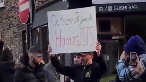 Iran 🇮🇷 mobbed with 'Hamas is ISIS' signs