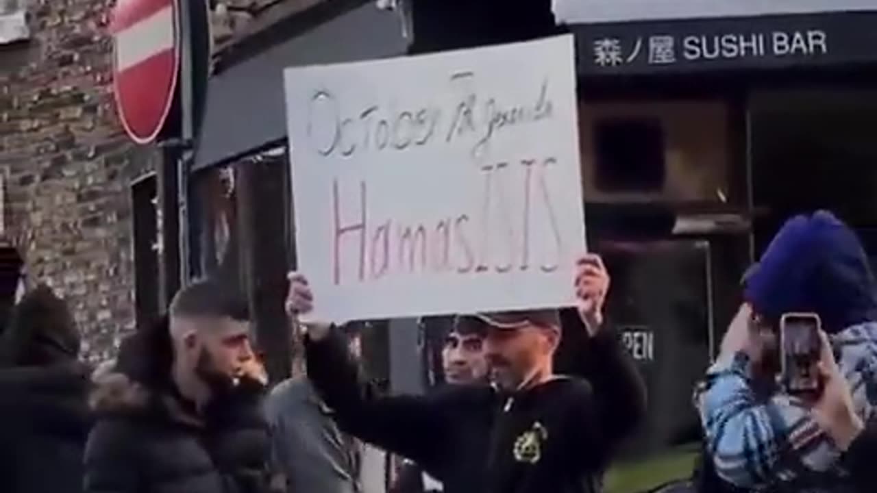 Iran 🇮🇷 mobbed with 'Hamas is ISIS' signs