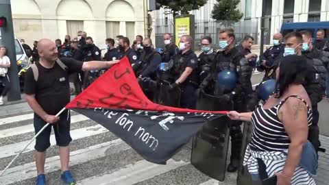 Gendarmes & Policiers ont enlevé leurs casques et posé leurs boucliers