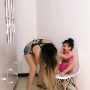 a mulher soltando pum quando dança com a filha