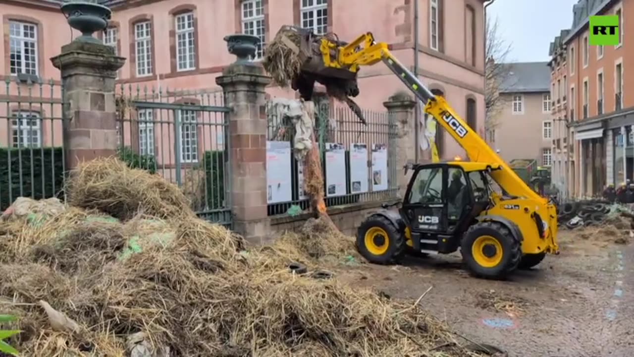 Farmers in Rodez dump tires and rubbish at govt building