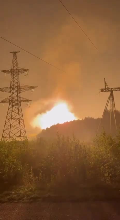 🚨🚨Big Breaking: Ukrainian drones targeted a major oil refinery in Moscow today.