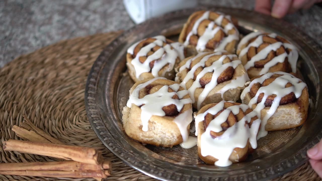 Perfecting Sweet Treats: How to Make Delicious Vanilla Glaze