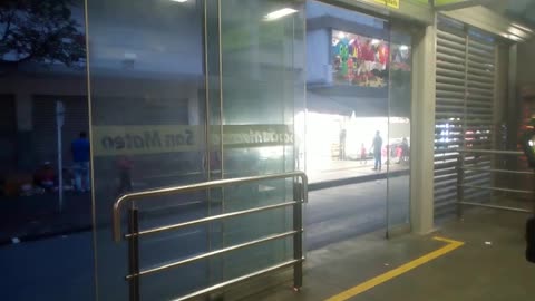 “¡Qué peligro esas puertas automáticas de Metrolínea!”