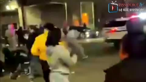 Police SUV plows through crowd - SHTF Montage avec ralenti