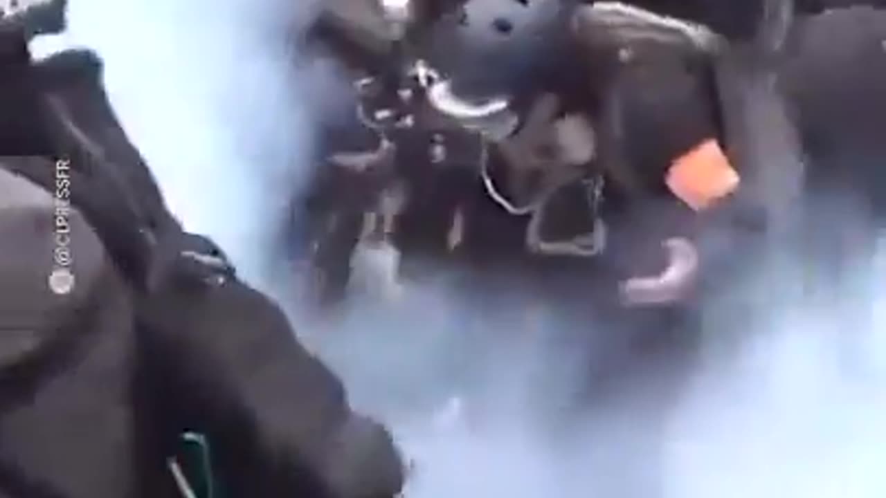Migranci we Francji wyszli na ulice i ostrzegają, że jeśli partie pr wygrają wybory, spalą cały kraj