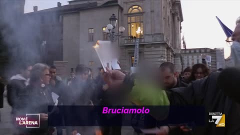 Torino: Green Pass bruciati per protesta. Manifestanti rifiutano di esibire l'infame tessera verde - 20/10/2021