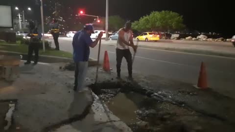 Jóvenes adelantan trabajos de reparcheo en vía de Cartagena