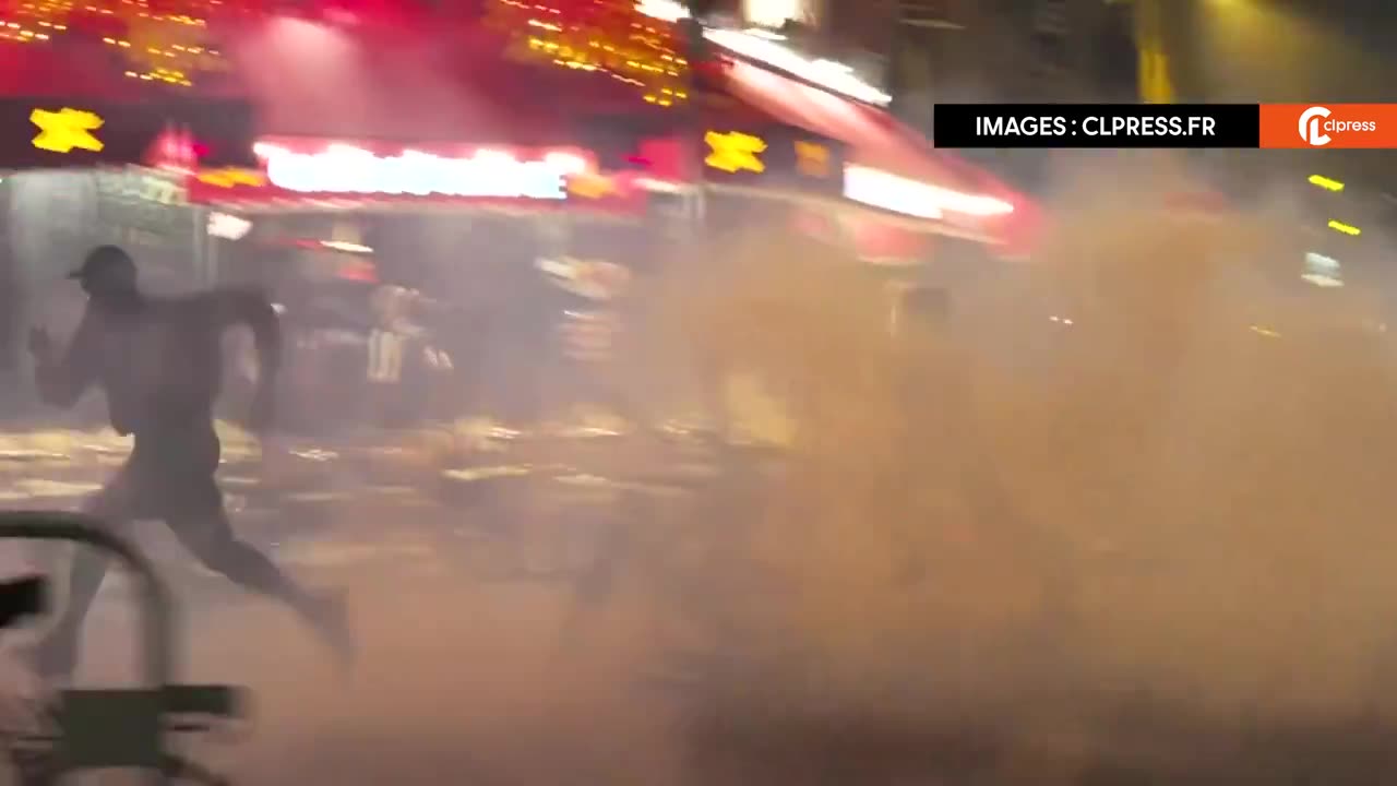 Paris — Leftist and Antifa rioters shut down the streets around the Place de la