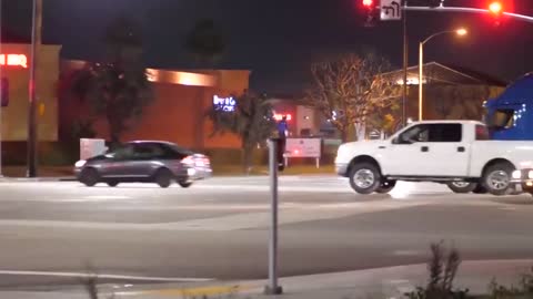 VIDEO MOSTRA HOMEN COM SKATE VOADOR NAS RUAS DO ESTADOS UNIDOS