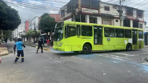 Encapuchados se tomaron un bus de Metrolinea que terminaba su ruta en la UIS